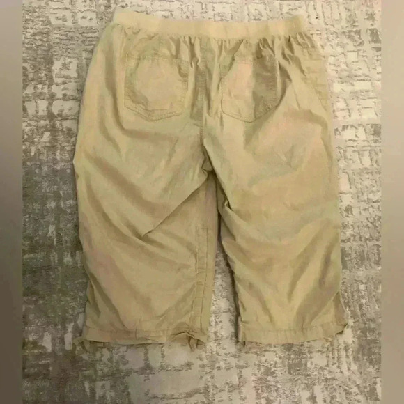 Catherine’s Women’s 1X Beige Cropped Capris Sequins on legs - Picture 4 of 4